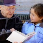 347509-grand-p-re-lisant-un-livre